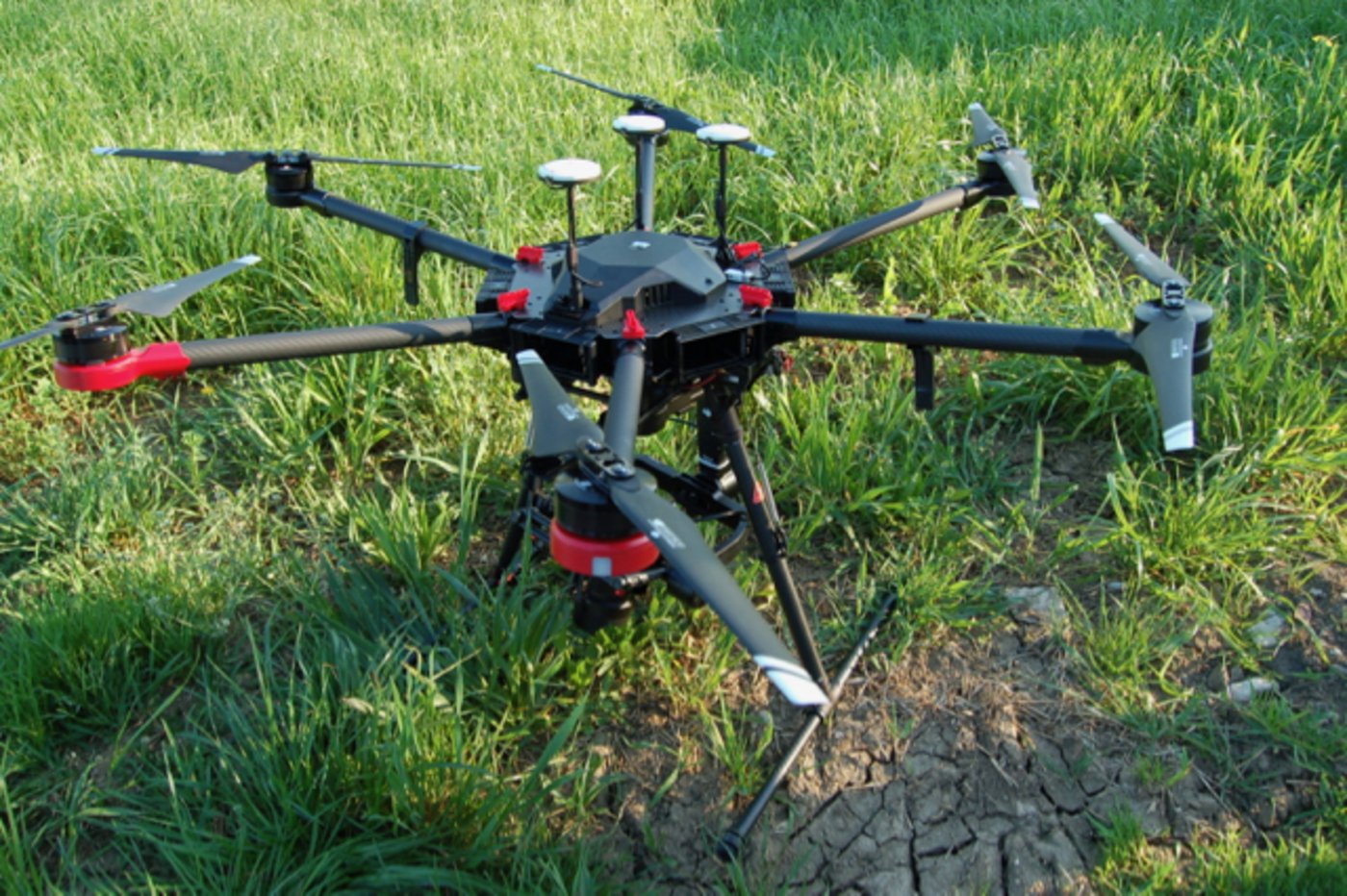 Am Boden kann man Drohne dafür ganz genau betrachten.