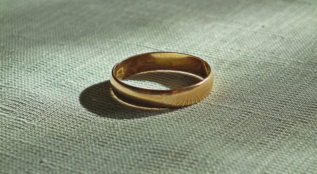 Der Ring muss schon vor Jahren mit dem Dünger aus dem Stall aufs Feld transportiert worden sein. (Symbolbild Pixabay)