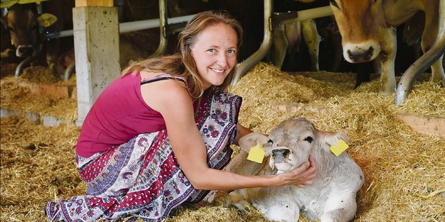 Im Stall fühlt sich Bea Ammann wohl. Als Tierhomöopathin liegen ihr Tiere am Herzen. Ganz besonders Freude hätte sie an einem ungarischen Steppenrind, einer alten Hausrinderrasse. Aber das ist vorerst mal noch ein Traum. (Bild Franziska Schawalder)