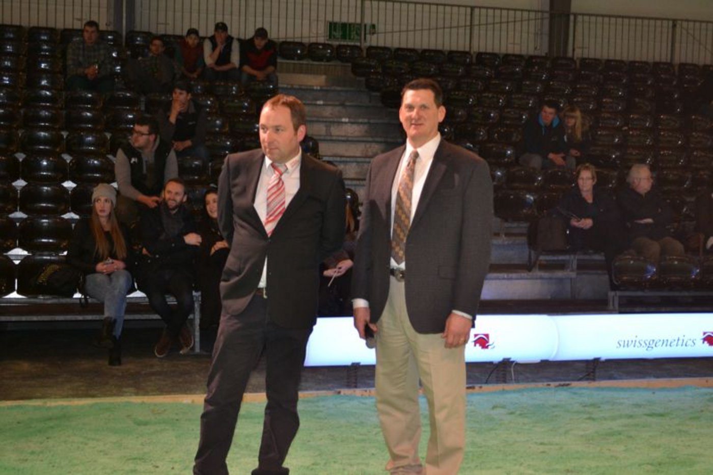 Richter Mark Rueth aus den USA (rechts) zusammen mit Swissherdbook-Präsident Markus Gerber.