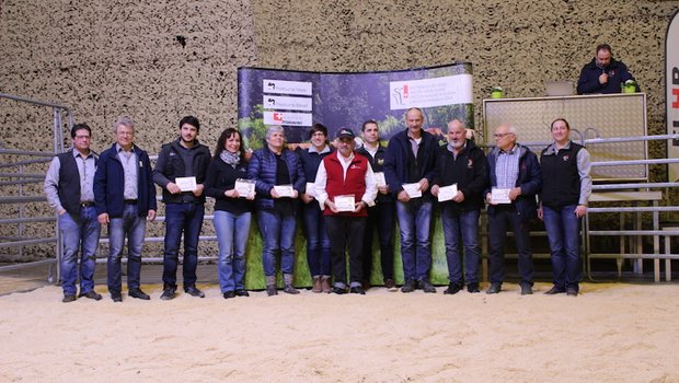 Die Gewinnerinnen und Gewinner des Herdbook-Awards Kühe 2019, umrahmt vom Präsidenten von Mutterkuh Schweiz, vom Präsidenten der FLHB-Kommission, vom Geschäftsführer und von der Leiterin Herdebuch von Mutterkuh Schweiz. (Bilder zVg)