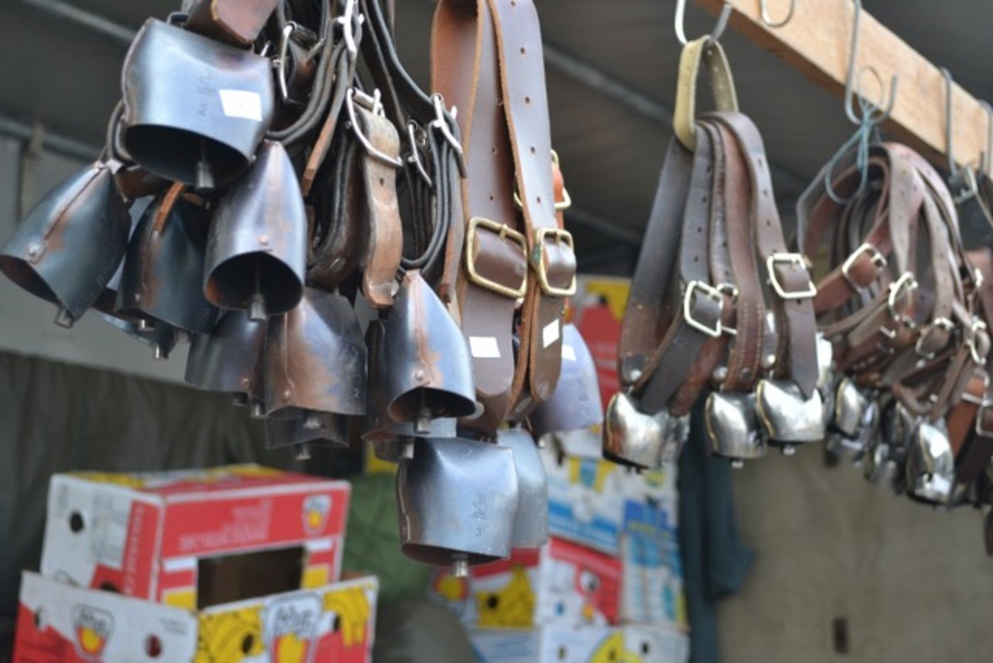 Die Vielfalt der Waren die zum Verkauf geboten werden ist enorm. (Bild jba)