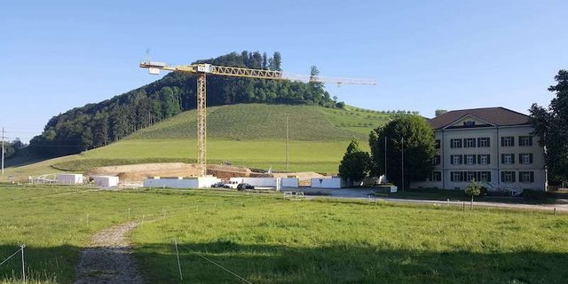 Im Moment wird nahe des Agrarmuseums gebaut, es entsteht ein Neubau. In dieser «Schür» sollen aktuelle Themen der Landwirtschaft mit Ausstellungen aufgegriffen werden. (Bild zVg)