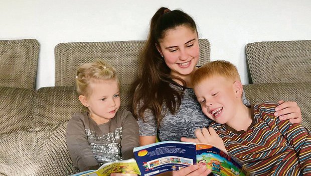 Eliane Meyer liest den beiden Kindern, welche gerade zu Hause sind, aus ihrem Pixi-Büchli vor. Auch dies gehört zu ihrem Arbeitsalltag in der Familie dazu. (Bilder Franziska Jurt)
