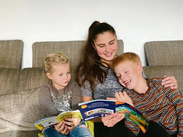 Eliane Meyer liest den beiden Kindern, welche gerade zu Hause sind, aus ihrem Pixi-Büchli vor. Auch dies gehört zu ihrem Arbeitsalltag in der Familie dazu. (Bilder Franziska Jurt)