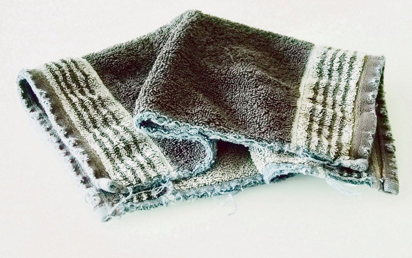 Vorher: Frottée-Tücher mit solch ausgefransten Kanten werden oft zu Putzlappen degradieret. Es gibt Alternativen.