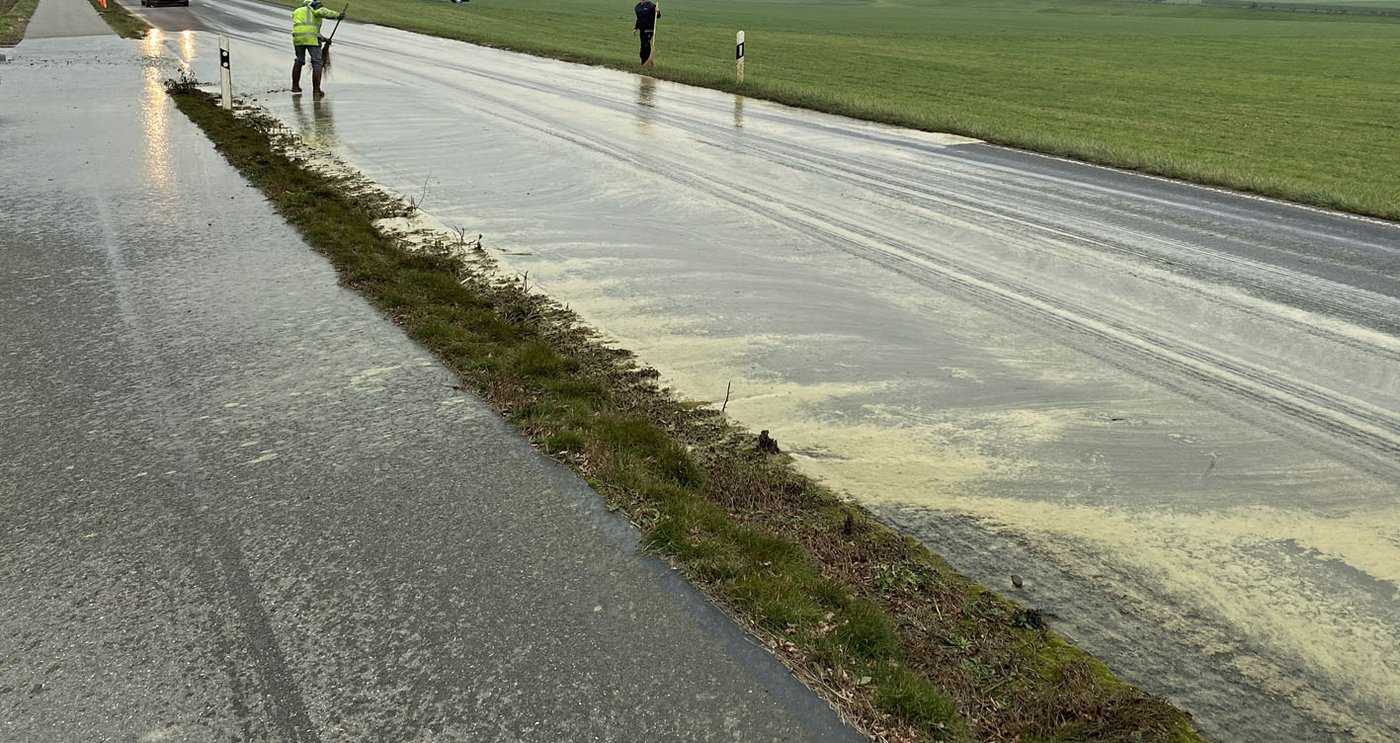 Auch die Strasse musste gründlich gereinigt werden. 