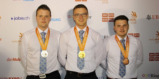 Die drei besten Landwirte der Schweiz: Johannes Meyer (Mitte), Adrian Zinng (links) und Marc Blunier (rechts). (Bild SBV)