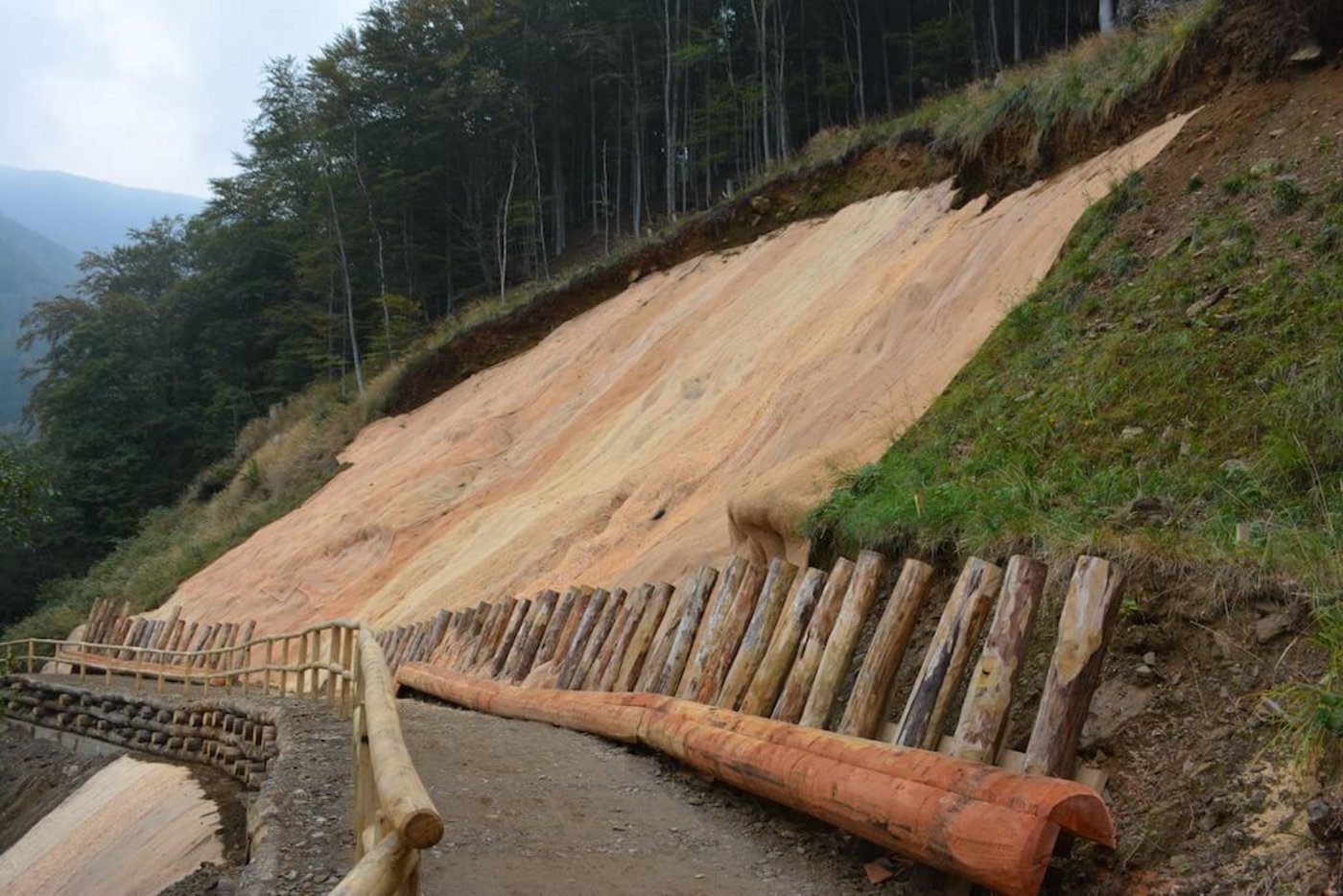 Die Holzwolle zersetzt sich vollständig, sichert aber den Hang bis genügend Pflanzen gewachsen sind.
