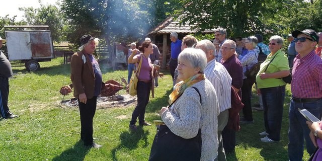 Im Agritourismo Bistricki angekommen, tauchen wir sogleich in die kroatische Kultur ein. Unsere Reiseleiterin Ines Holubec erklärt das Mittagessen: Karpfen vom Feuer. (Bilder Samuel Bühlmann)