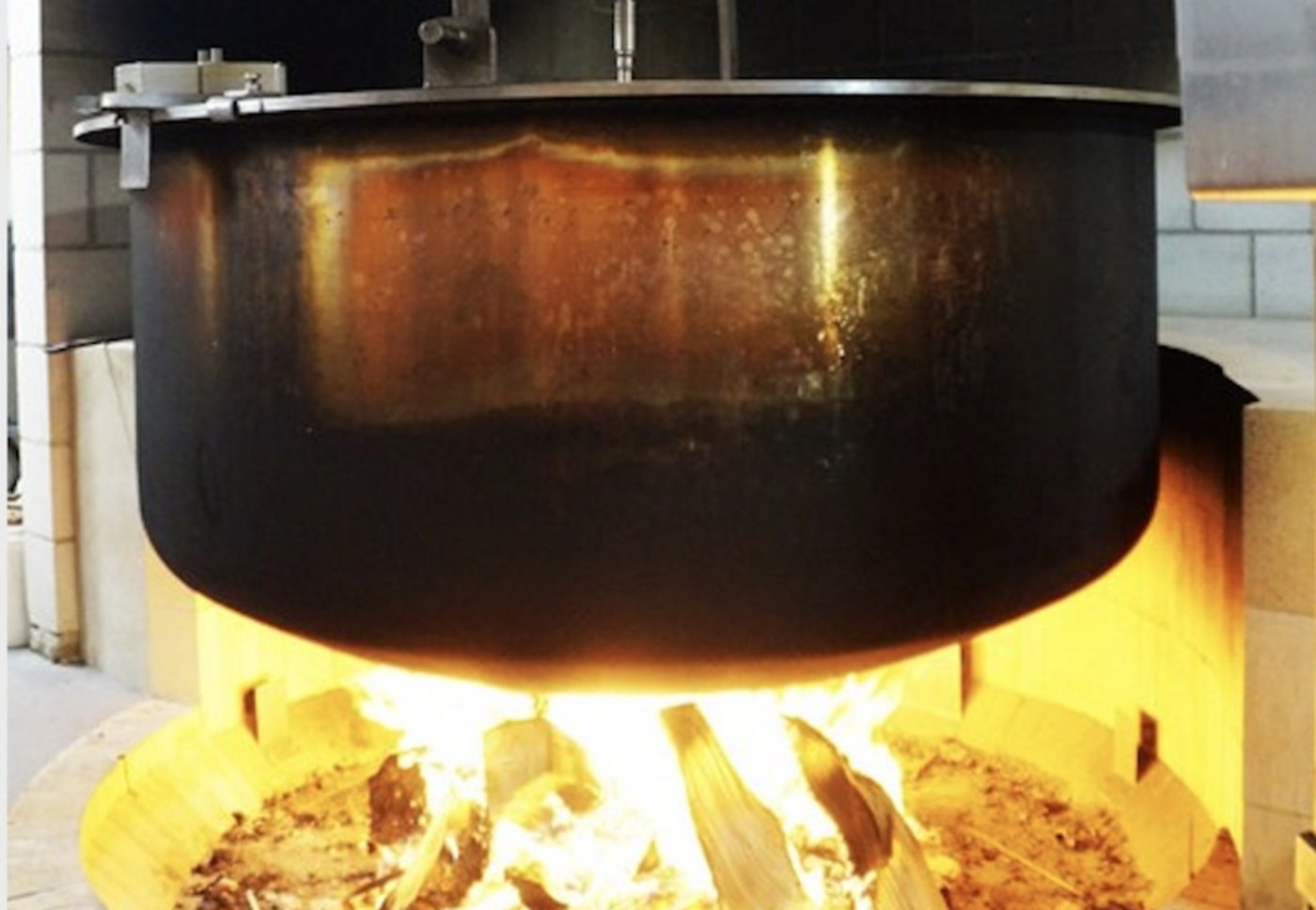 Bei der Erteilung des Kontingentes für Alp-Gruyère stellte die Sortenorganisation die Bedingung, dass die Milch in der neuen Alpkäserei über offenem Feuer erhitzt werden muss. Die Qualität der hergestellten Käse fiel ausgezeichnet aus. (Bild fo)