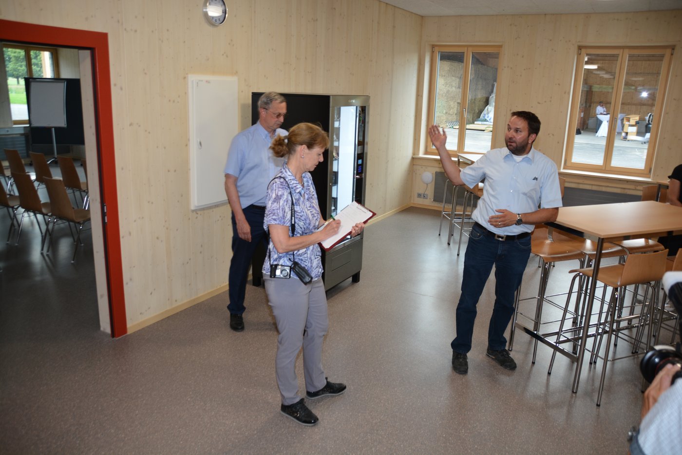 Rektor Martin Pfister (r.) gibt Auskunft über die neuen Schulungsräume.