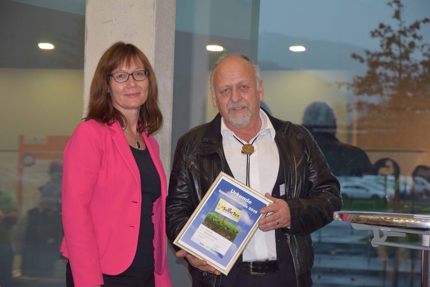 Gewann für sein Futtertrögli für Ferkel: Hansruedi Suter mit Cornelia von Däniken. 