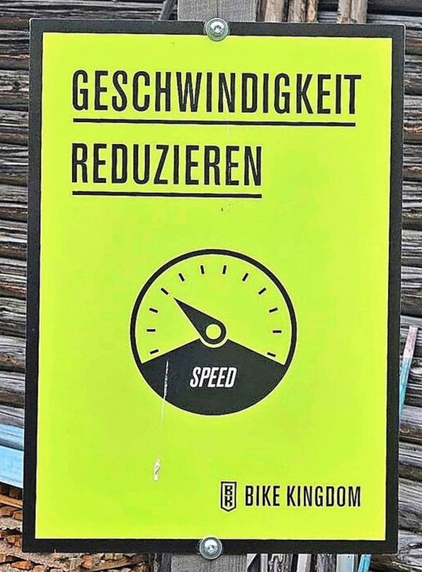 Hinweistafeln können Velofahrer und Mountainbiker auf mögliche Gefahren hinweisen.