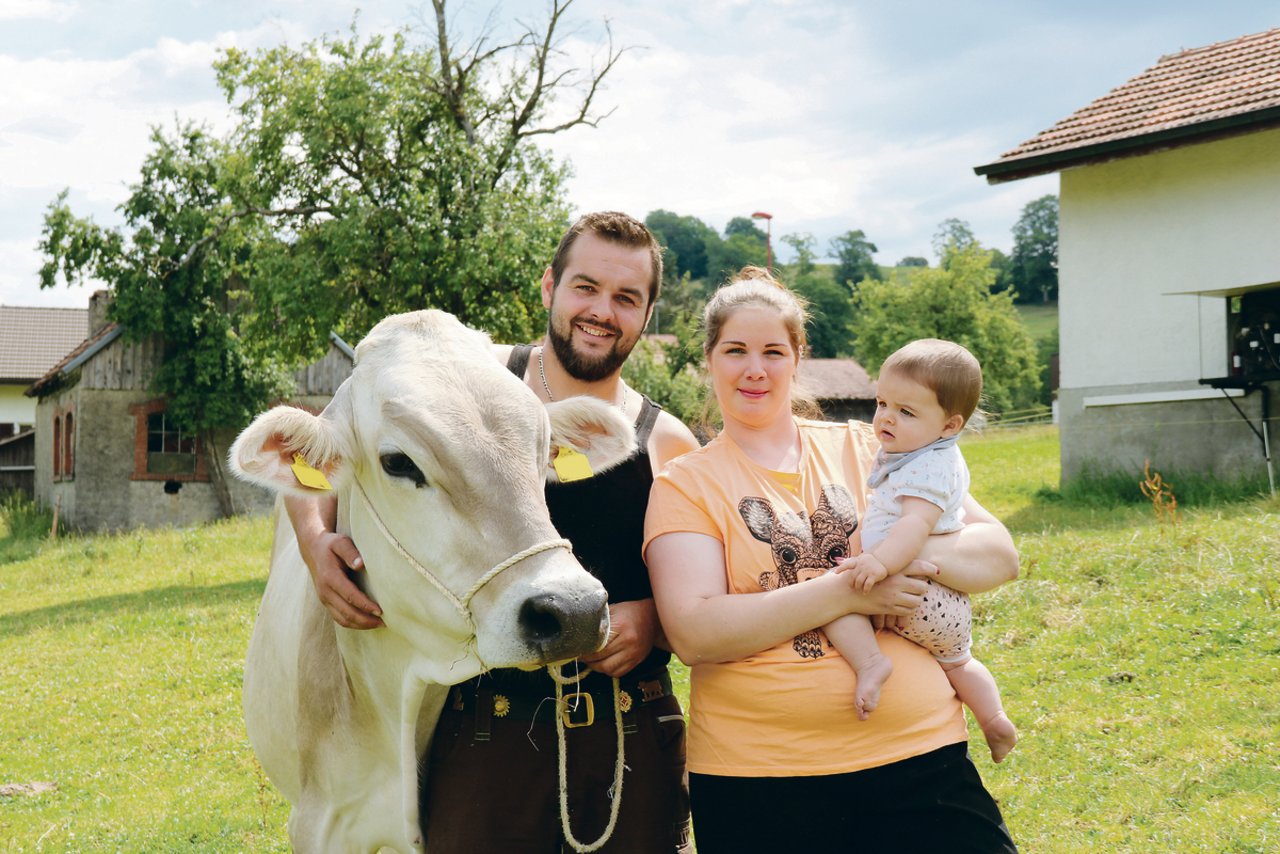 Mario und Corinne Fluri mit ihrem neun Monate alten Töchterchen Leandra sowie der Kuh India. (Bilder BB) 