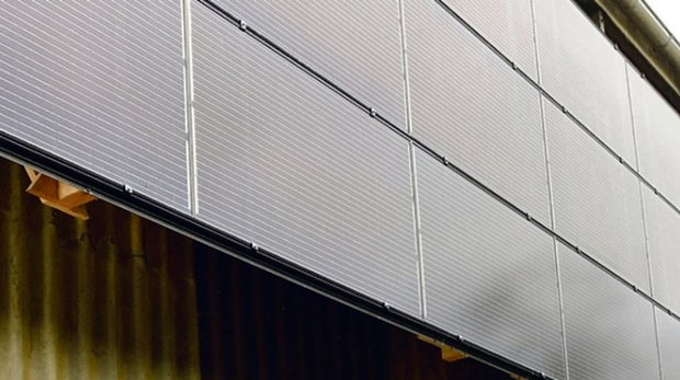 Neben der höheren Stromproduktion im Winter haben Solaranlagen an Fassaden noch andere Vorteile. So sollen sie einfacher und günstiger zu montieren sein. (Bild Josef Scherer) 