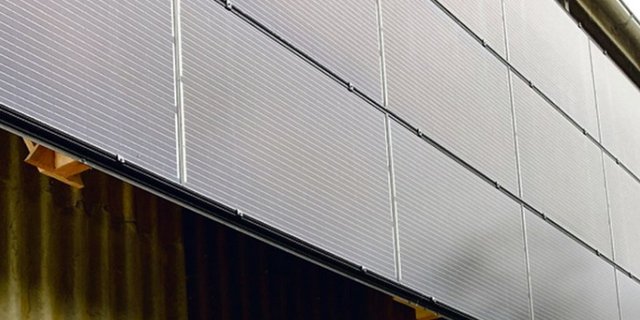 Neben der höheren Stromproduktion im Winter haben Solaranlagen an Fassaden noch andere Vorteile. So sollen sie einfacher und günstiger zu montieren sein. (Bild Josef Scherer) 