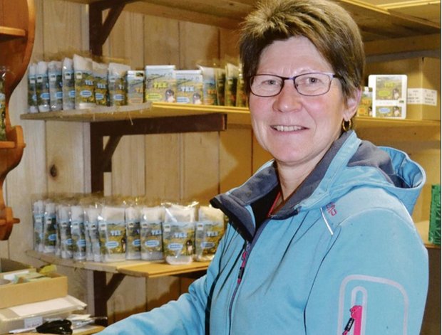 Susanne Kohler hat Freude an ihren verschiedenen selber kreierten Teemischungen, die sehr urchige Namen wie etwa «Gotthelfs Chrütertee» tragen. (Bild Renate Bigler-Nägeli)