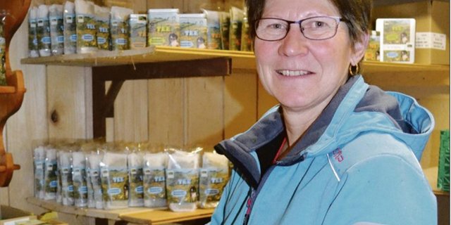 Susanne Kohler hat Freude an ihren verschiedenen selber kreierten Teemischungen, die sehr urchige Namen wie etwa «Gotthelfs Chrütertee» tragen. (Bild Renate Bigler-Nägeli)