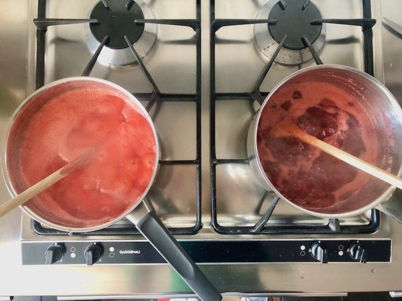 Konfi kochen: Einmal ohne Beigabe von Butter (l.), einmal mit;mit Butter schäumt es weniger (r.). (Bilder Esther Thalmann)