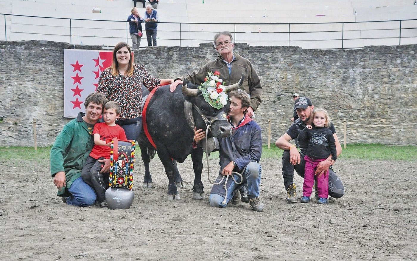Die zehnjährige Eringerkuh Nairobi ist eine echte Königin: Den traditionellen Ringkuhkampf Foire du Valais Anfang Oktober in Martigny gewann sie heuer zum dritten Mal in Folge. Ob Gross oder Klein, in der Besitzerfamilie von Jean Baptiste Pralong (ganz links) sind alle mächtig stolz auf ihre Königin.  