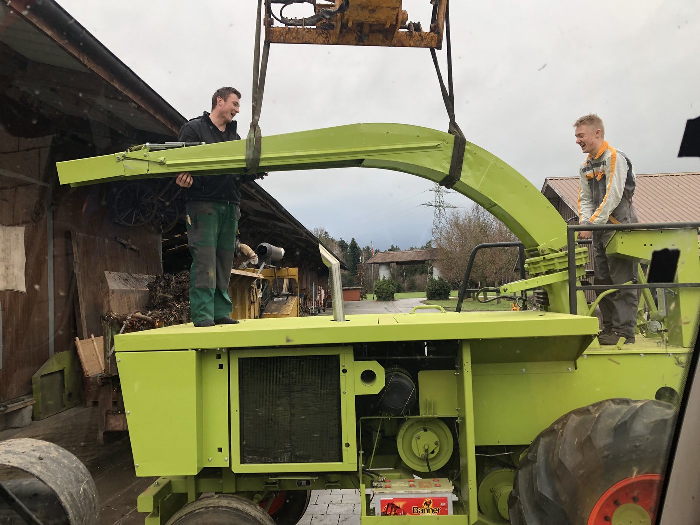 Christoph Hofer und Florian Wälchli auf der Zielgrade: Letzte Handgriffe um den Häcksler vollends einsatzbereit zu machen. 