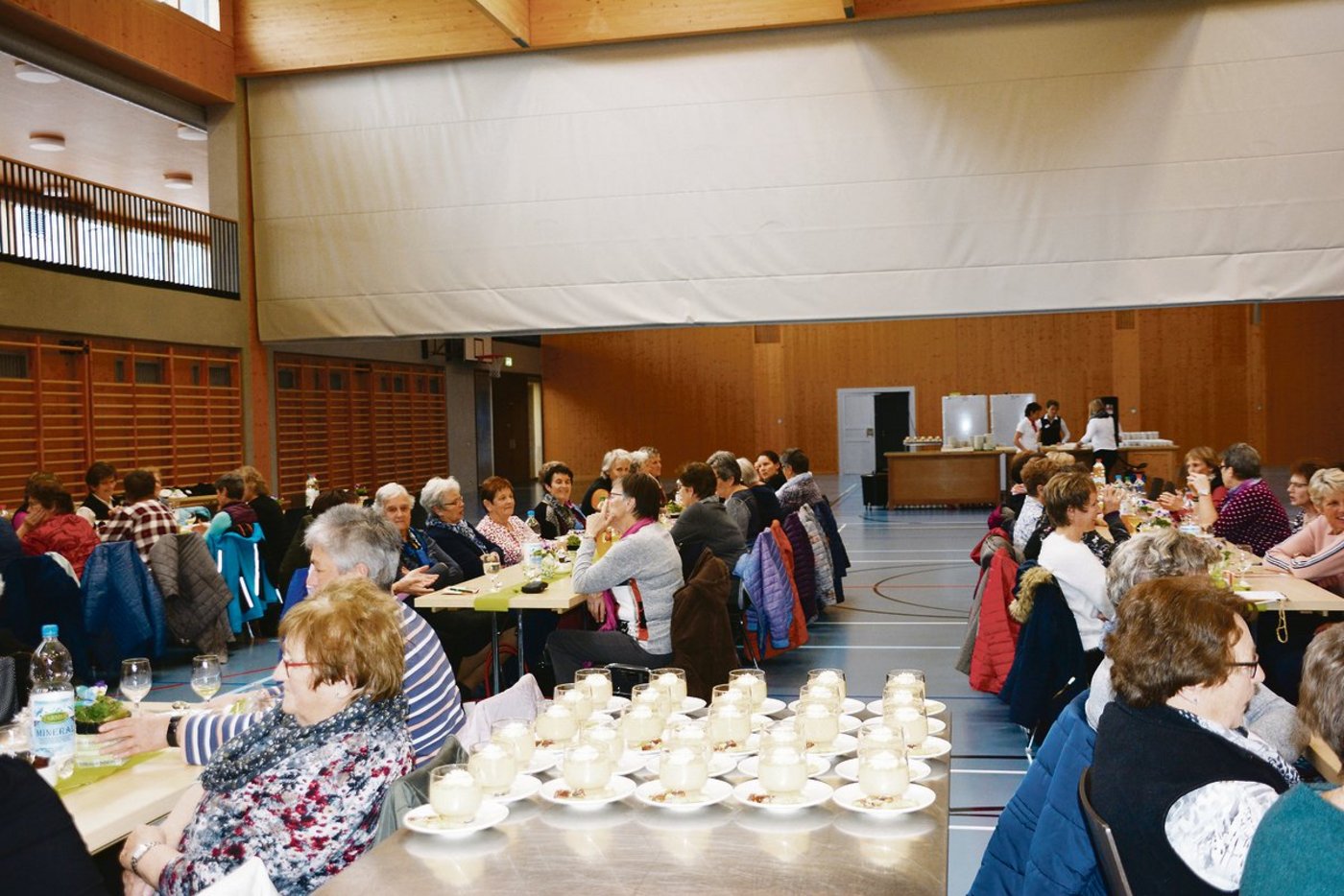 Künftig dürfen Feste wieder gefeiert werden. So wie auf dem Bild wird es aber wohl noch nicht aussehen. Die Abstandsregeln müssen weiterhin beachtet und eingehalten werden.(Symbolbild Franziska Jurt)