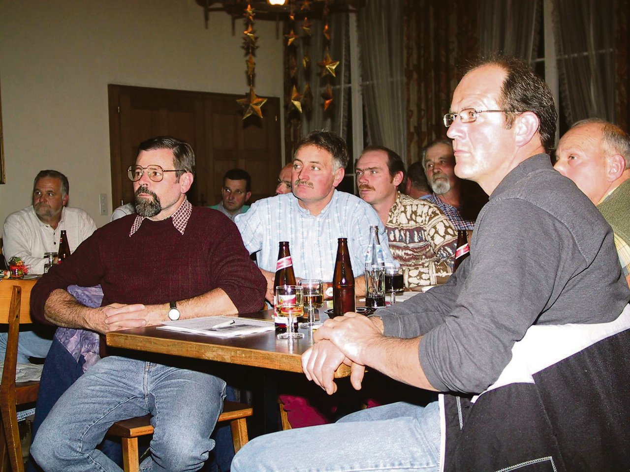 Christian Sutter (links vorne mit Brille), an der «Stierenversammlung» 2000 im «Hirschen» in Diegten.