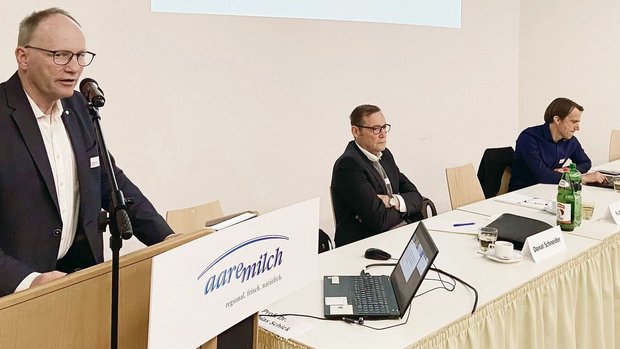 «Die Richtung stimmt «Die Richtung stimmt»: Aaremilch-Präsident Ruedi Bigler mit Donat Schneider und Andreas Stämpfli von der Geschäftsstelle (v.l.).
