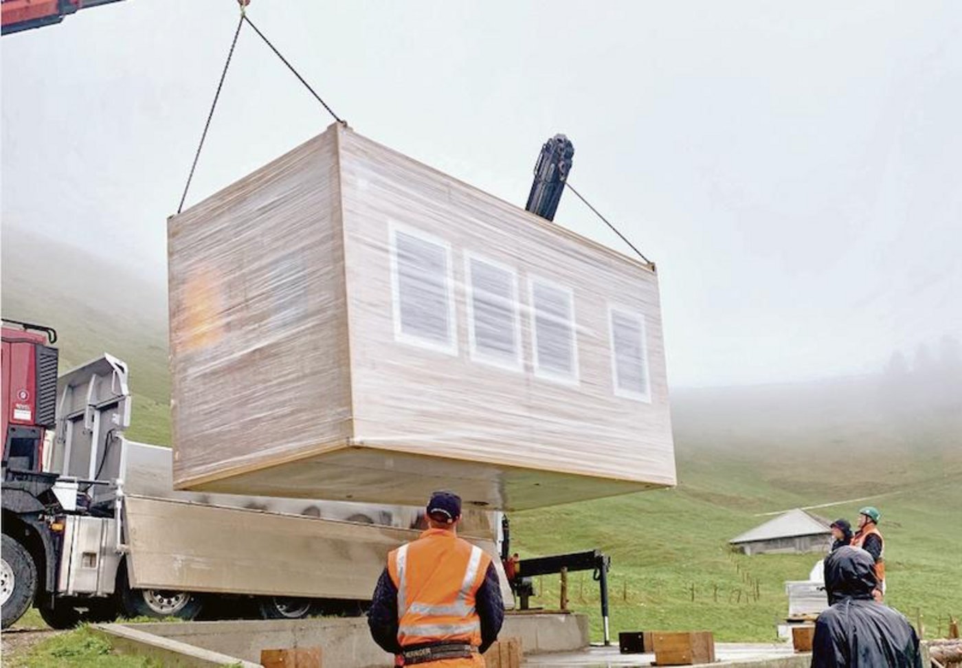 Es ist soweit: Die neue mobile Käserei wird zu ihrem Standort auf der Alp Nünenen im Gantrischgebiet gebracht. Der Alpsommer kann also kommen. (Bilder zVg)