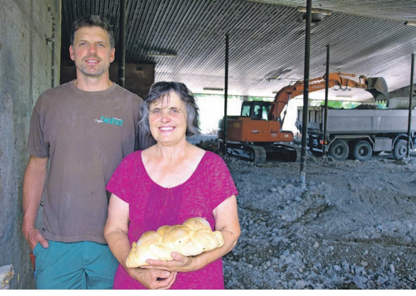 Urs Siegenthaler baut seinen Stall um und ist deshalb froh, dass Mutter Annemarie die Vorbereitungen für den Brunch voll im Griff hat. (Bild akr)