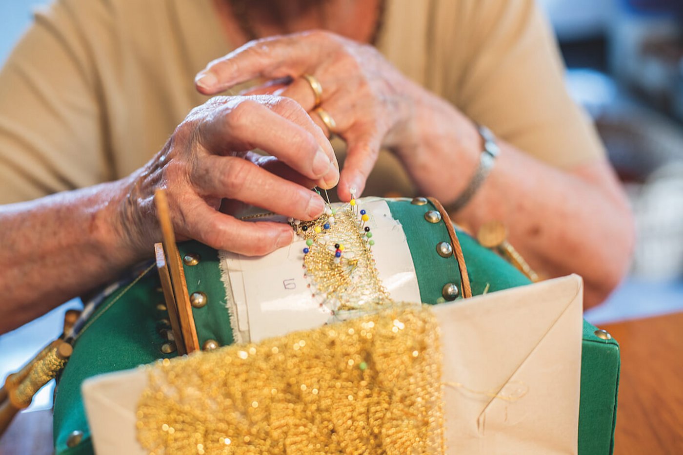 Feinarbeit: Die Goldspitz-Bördüre der Walliser Trachtenhüte.  (Foto: Pia Neuenschwander)