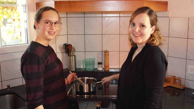 Sie ist eine der Ausbildnerinnen: Monika Tellenbach aus Pieterlen (rechts) mit ihrer Lernenden Salome Grädel beim Karamellisieren. Nun sucht der VBL weitere Ausbildnerinnen. (Bild VBL)