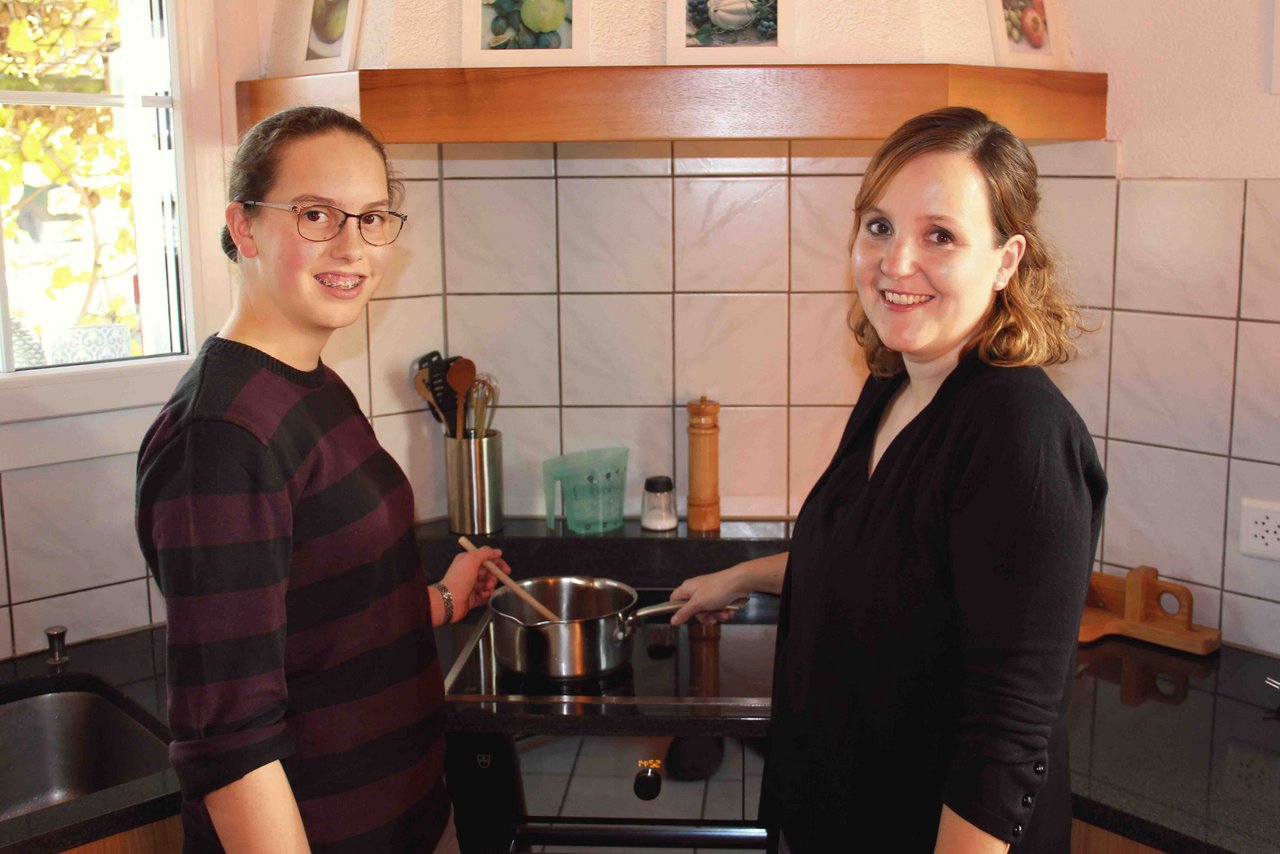 Sie ist eine der Ausbildnerinnen: Monika Tellenbach aus Pieterlen (rechts) mit ihrer Lernenden Salome Grädel beim Karamellisieren. Nun sucht der VBL weitere Ausbildnerinnen. (Bild VBL)