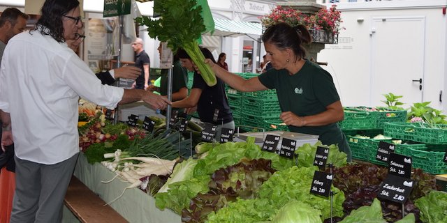 Biogemüse ist bei den Marktbesuchern sehr gefragt. Wer früh dran ist, hat die grösste Auswahl. (Bilder Stefanie Giger)