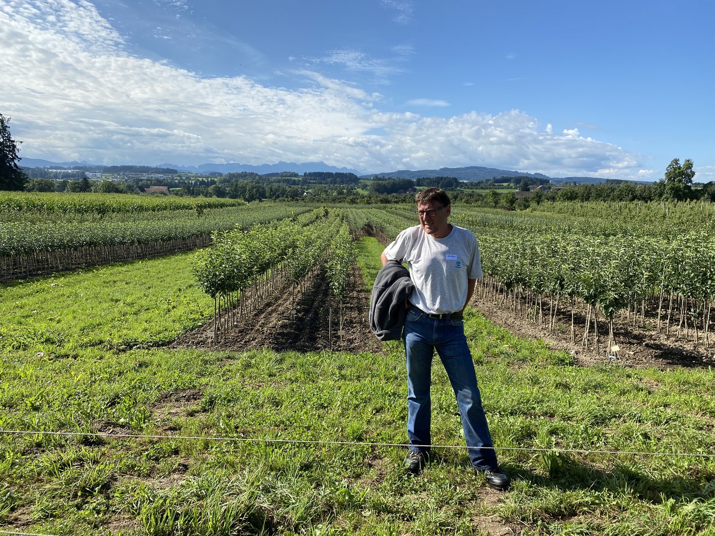 Zusammen mit Willi Scherrer bewirtschaftet Hans Oppikofer eine insgesamt zwei Hektaren grosse Bio-Baumschule.