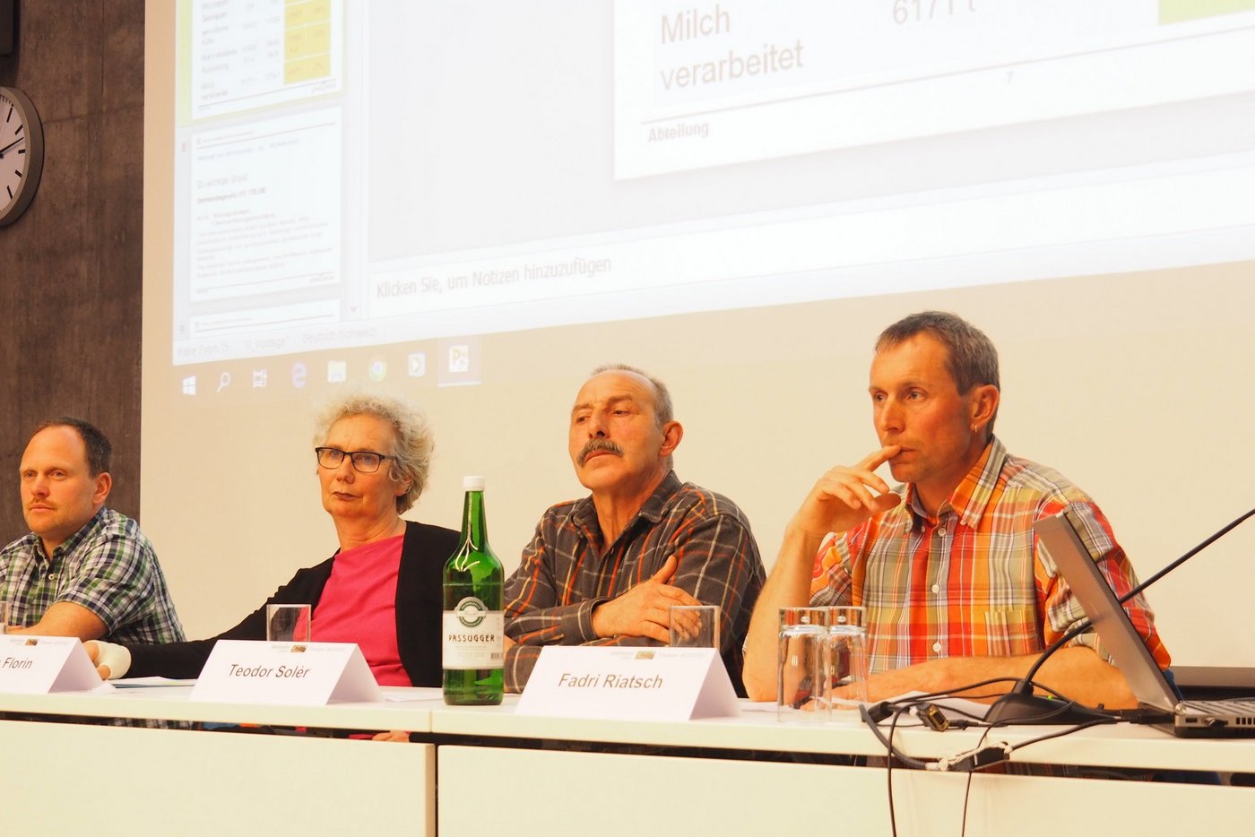 Sie diskutierten über die Zukunft der Bündner Milchalpen (v. l. n. r.): Markus Michel, Elita Florin, Teodor Solèr, Fadri Riatch. (Bild: chw)