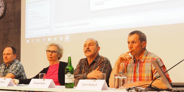 Sie diskutierten über die Zukunft der Bündner Milchalpen (v. l. n. r.): Markus Michel, Elita Florin, Teodor Solèr, Fadri Riatch. (Bild: chw)