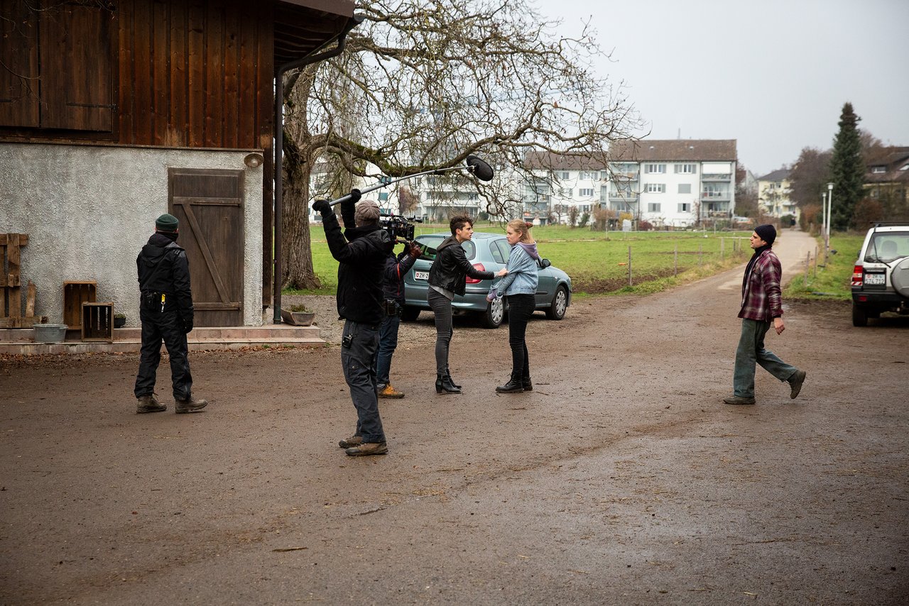 Auf einem Bauernhof in Uster drehen SRF und Zodiac Pictures eine neue Dramserie. (Bild SRF/Eva Nussbaumer)