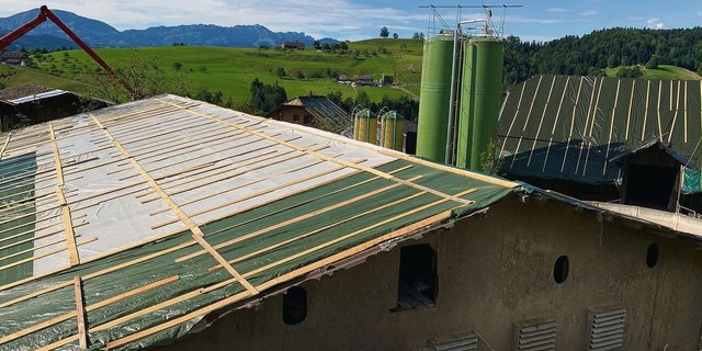 Viele Dächer von landwirtschaftlichen Gebäuden im Kanton Luzern waren oder sind noch immer nur notdürftig gedeckt. 