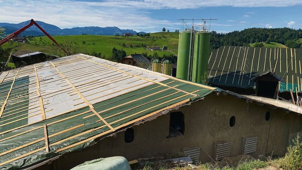 Viele Dächer von landwirtschaftlichen Gebäuden im Kanton Luzern waren oder sind noch immer nur notdürftig gedeckt. 