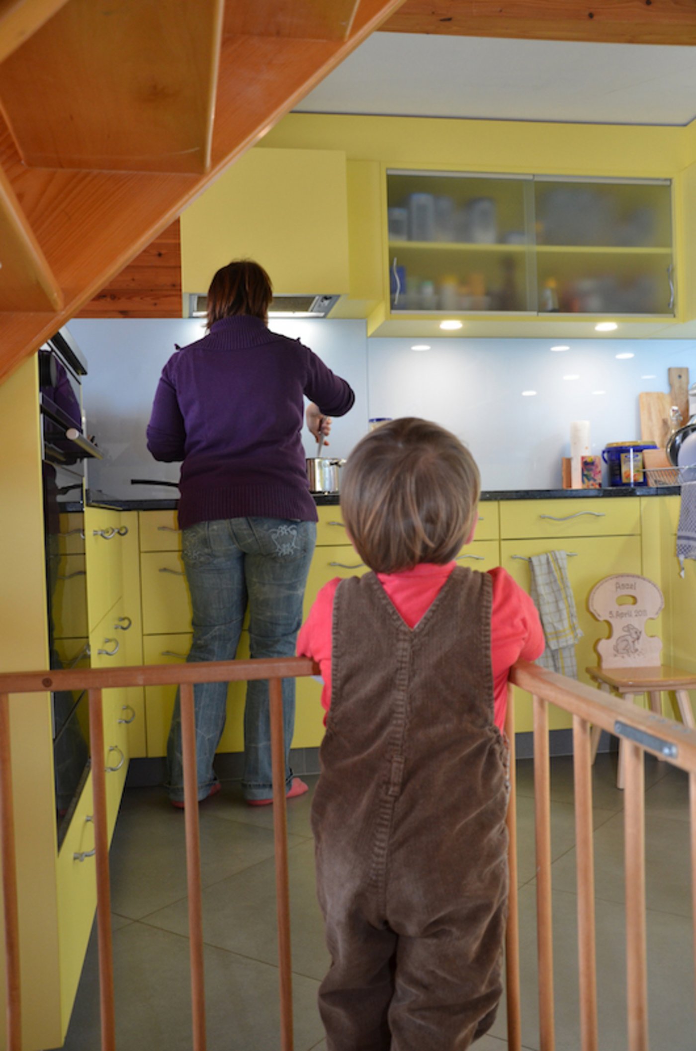 ... und Kleinkinder sind in der Küche am besten in einem Laufgitter aufgehoben. 