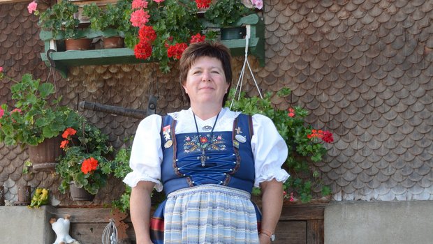 Monika Huber in ihrer Luzerner Sonntagstracht inmitten der geliebten Geranienpracht. (Bilder Andrea Gysin)