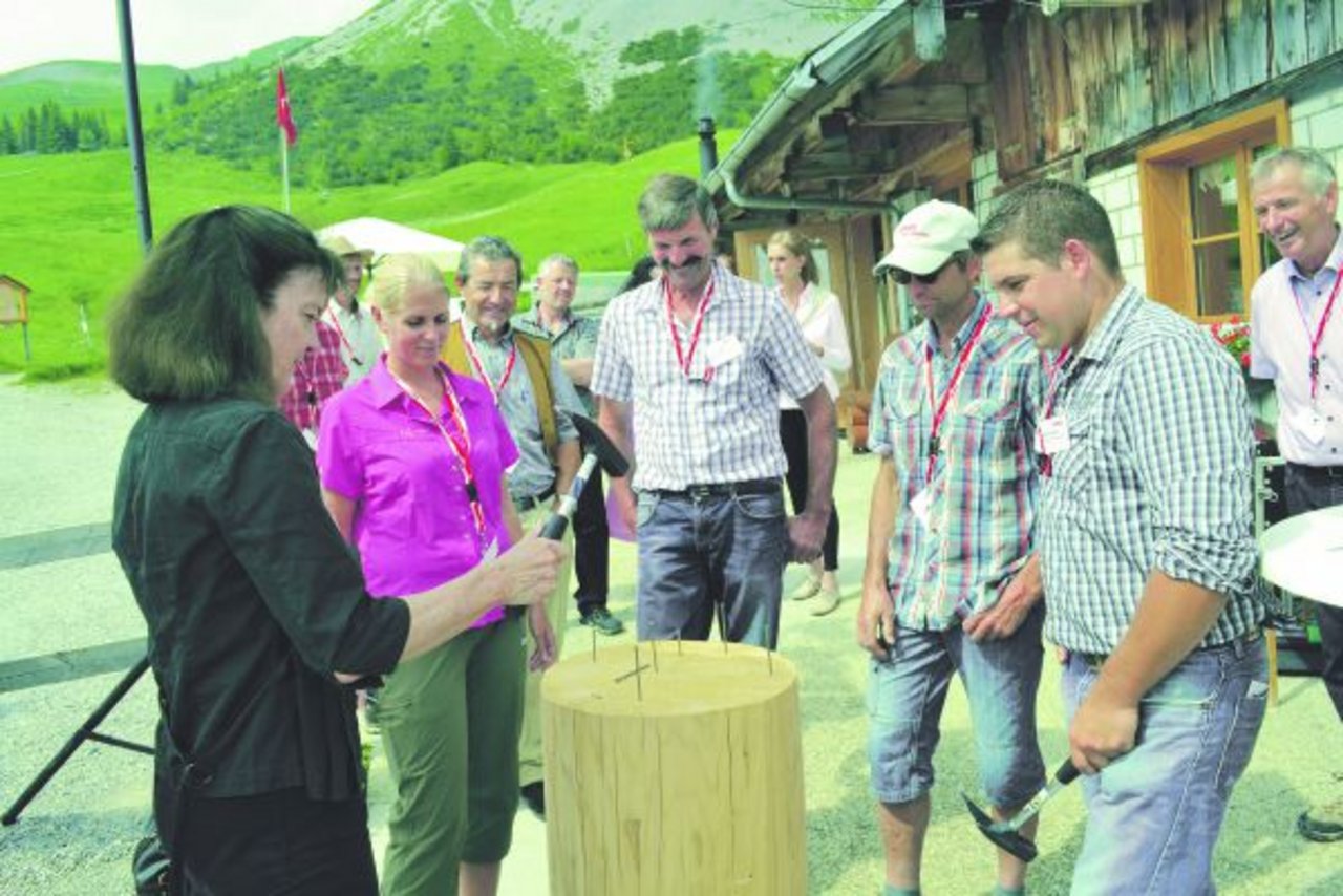Nageln mit Kopf: Irene Kaufmann, die Präsidentin von Coop Patenschaft für Berggebiete, in Aktion am Plauschwettbewerb im Rahmen der Eröffnungsfeier.