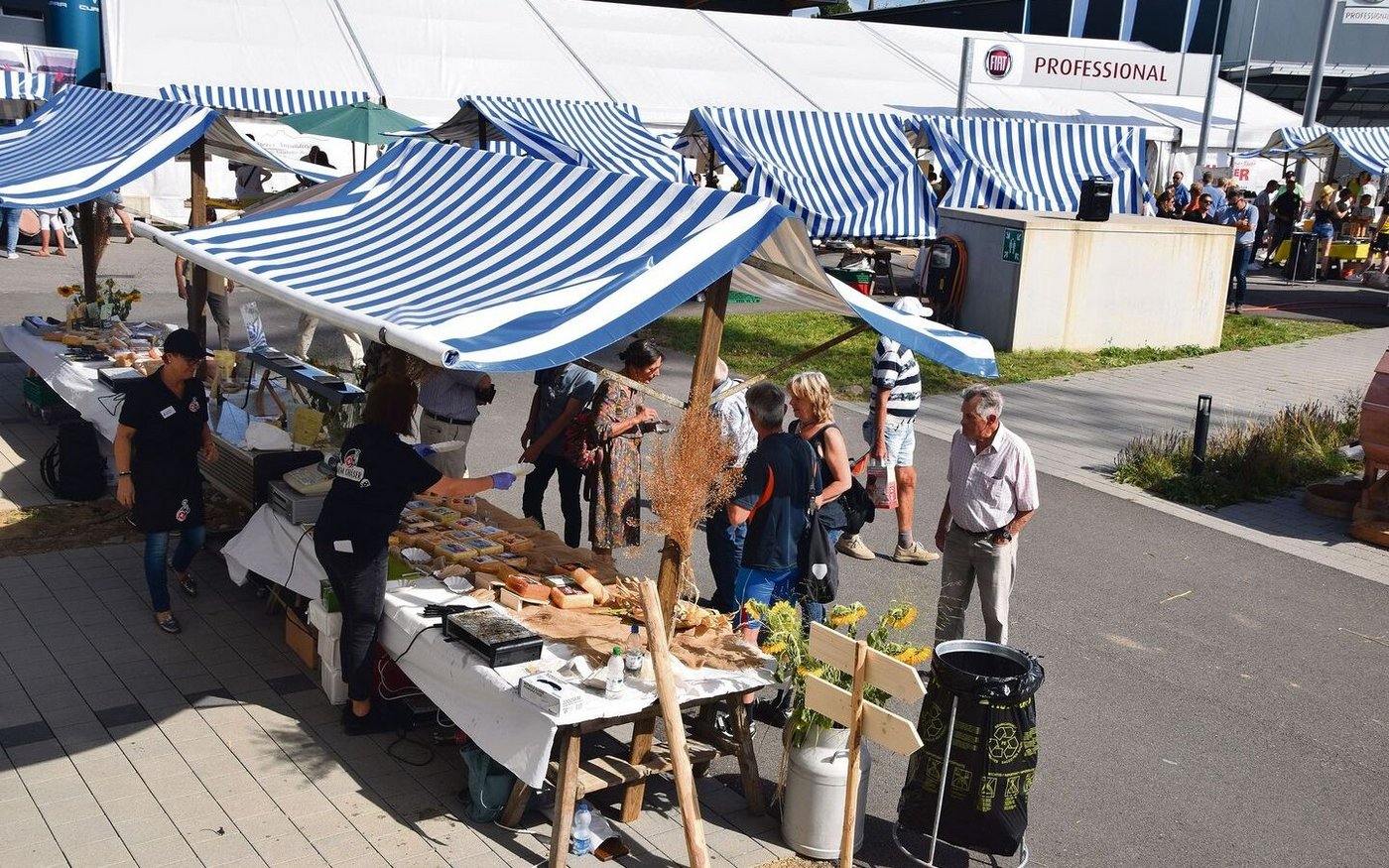 Verschiedene Dorfkäsereien präsentierten am Markt ihr Käseangebot. Der Ansturm war gross, dass Echo sehr positiv. 