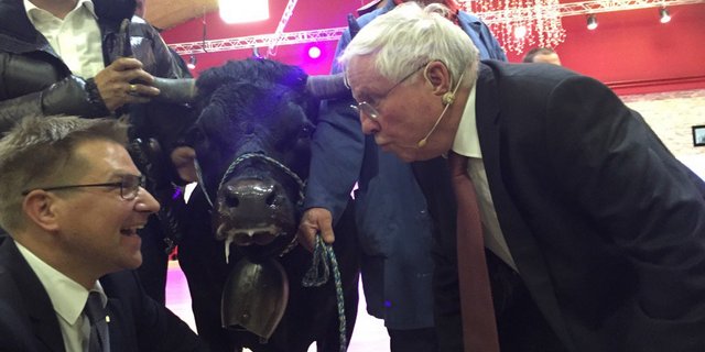 Christoph Blocher überreicht Toni Brunner sein schwergewichtiges Abschiedsgeschenk. (Bild Markus Häfliger/Twitter)