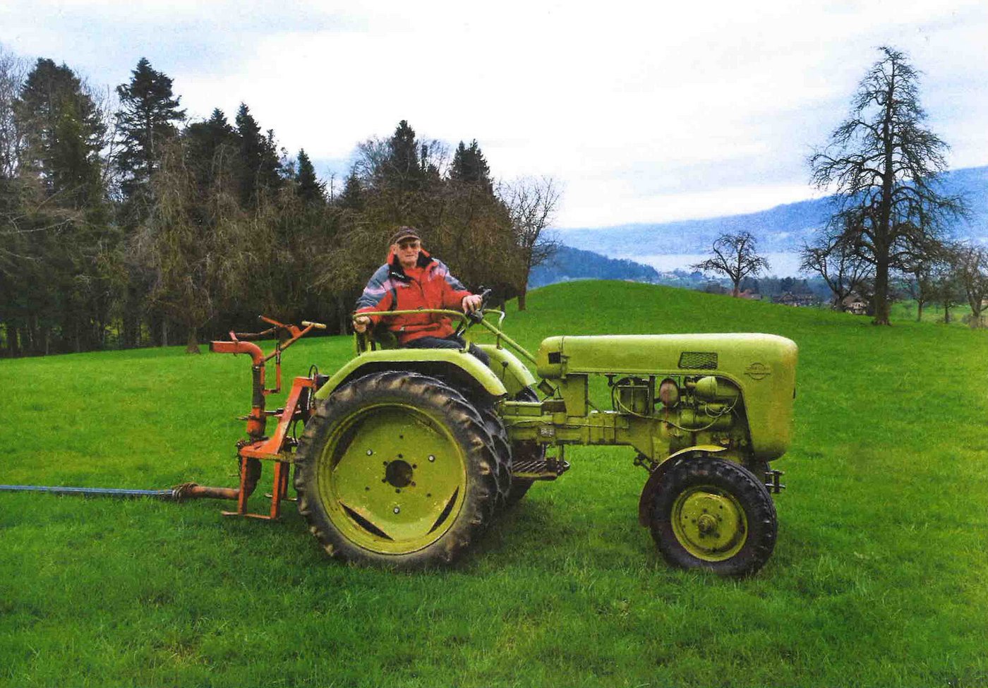 Der 77-jährige Hans Schwarzenberger aus Meierskappel LU arbeitet seit 57 Jahren mit dem 2CV Stihl (Jahrgang 1960) mit 20 PS und Diesel-Motor. Alle Traktoren unten in der Bildergalerie. (Bild zVg)