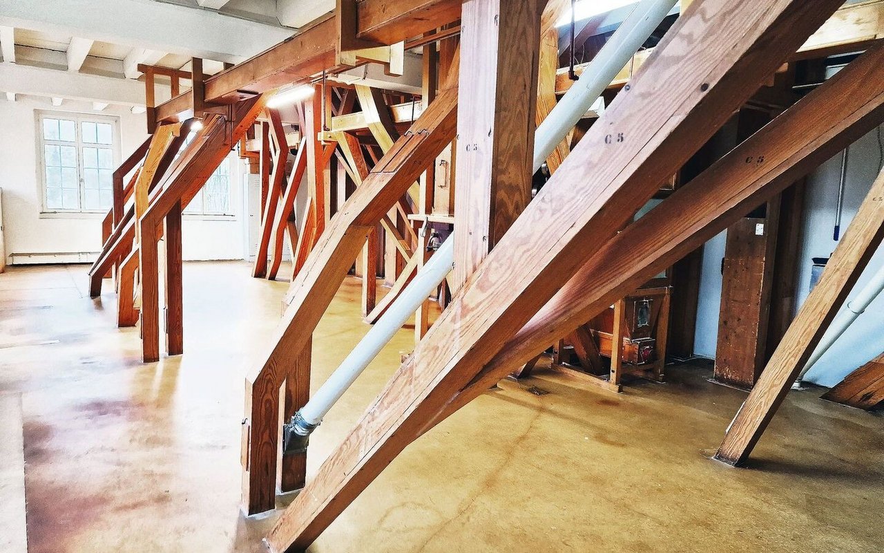 Das eindrückliche Leitungssystem in einem der oberen Stockwerke der Mühle Landshut. «Leute, die so etwas bauen, sind Helden», sagt Regula Beck begeistert im Innern der Dorfmühle und zeigt das ausgeklügelte System, das aus Holz gebaut wurde.