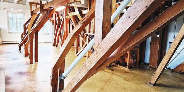 Das eindrückliche Leitungssystem in einem der oberen Stockwerke der Mühle Landshut. «Leute, die so etwas bauen, sind Helden», sagt Regula Beck begeistert im Innern der Dorfmühle und zeigt das ausgeklügelte System, das aus Holz gebaut wurde.