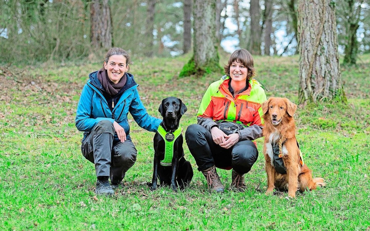 Marie-Sarah Beuchat mit Abby und Denise Karp mit Kjell vom Team der Artenspürhunde Schweiz (v. l.). Jelena Mausbach, Mitgründerin des Vereins, fehlt auf dem Foto. 